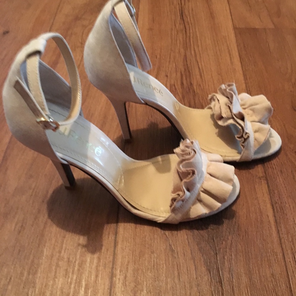 High heels pumps with ruffle over toes - Picture 2 of 4